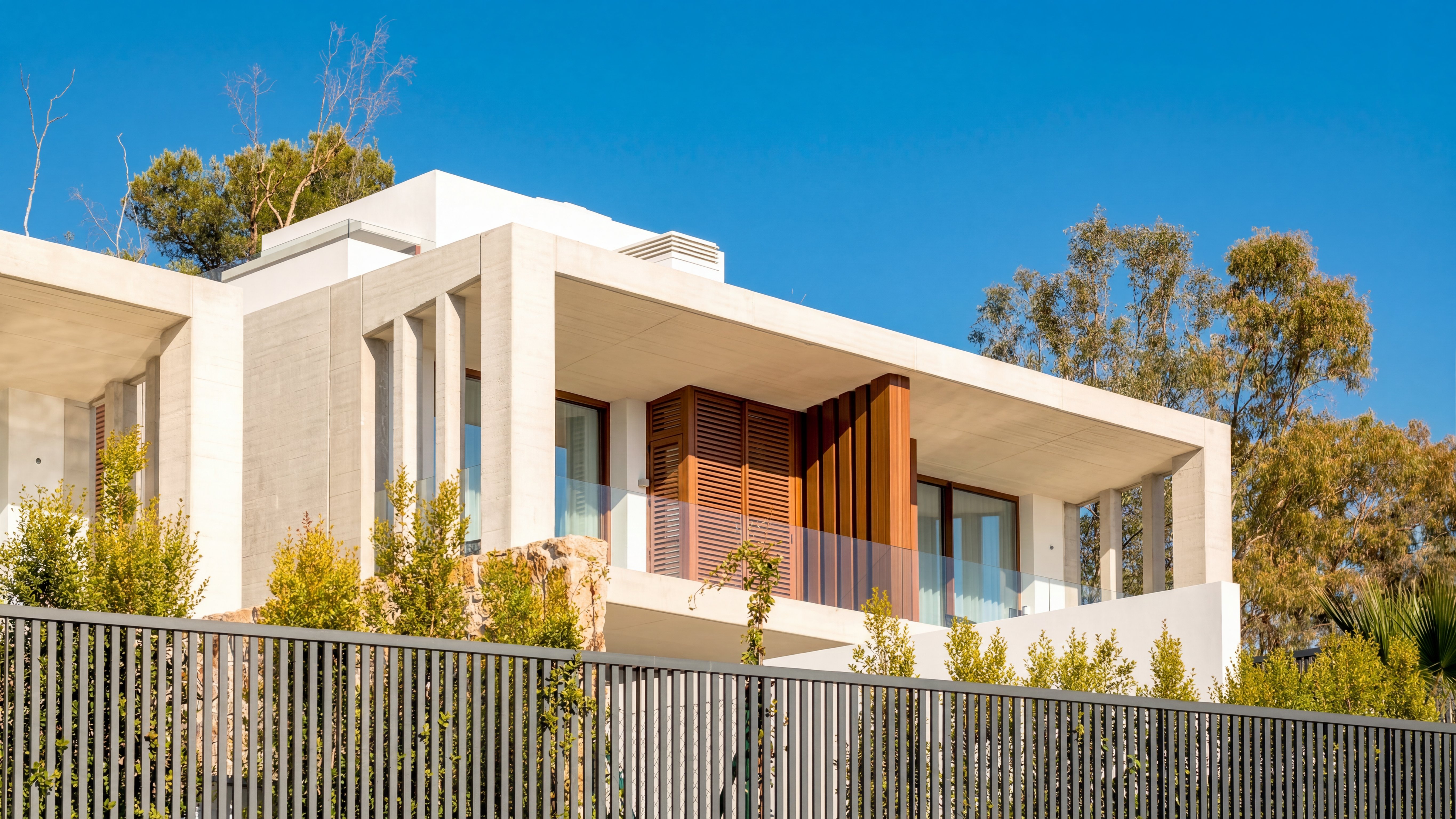 Altos de Puente Romano — a villa on the hillside